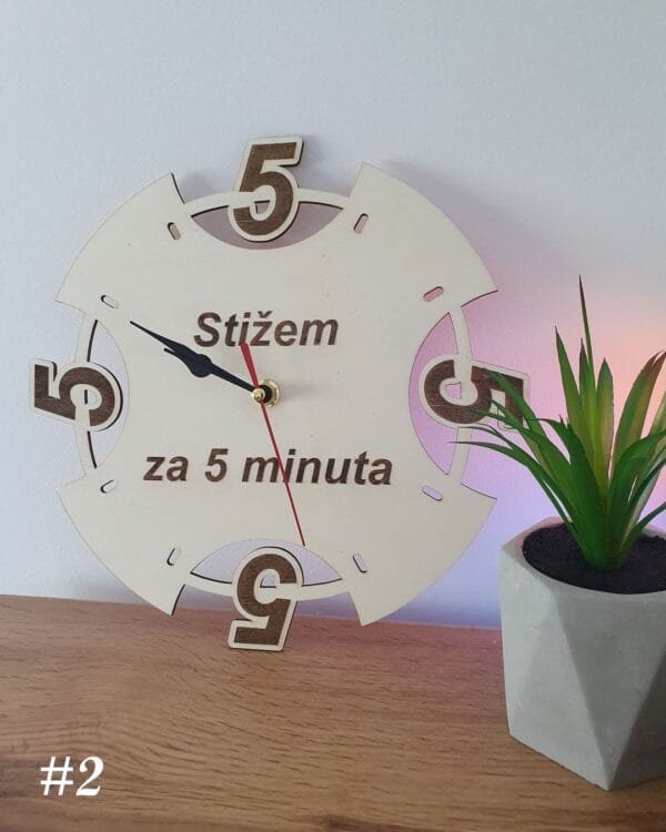 Drveni sat "Stižem za 5 minuta"